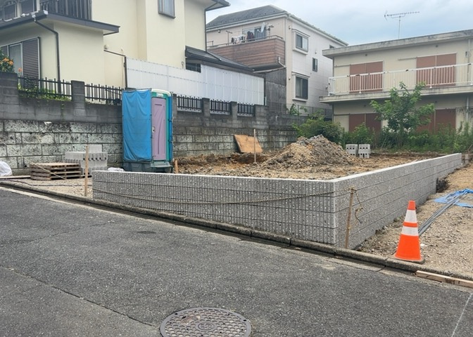 お持ちの車種によっては前面道路が広い方が便利でしょう。しかし、前面道路が広ければその分交通量が多くなるため、騒音などが気になる場合があります。実際に現地を見学し、周辺交通量や騒音などを確認しましょう！
