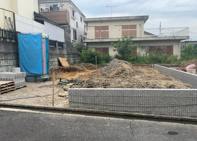 駐車場と明記されていても、最小スペースでつくられた駐車場だと大型車は駐車できなかったり、出入りしにくくなったりする可能性があります。お車のサイズと購入したい物件の駐車場のサイズを現地で確認しましょう。