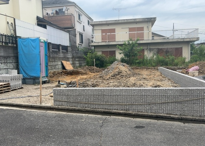 庭があることでガーデニングや家庭菜園はもちろん、こどもの遊び場やペットを放して遊ぶことができます。また、家の周囲に余裕があるということです。隣地との間があれば、十分な日当たりと、風通しが確保できます。