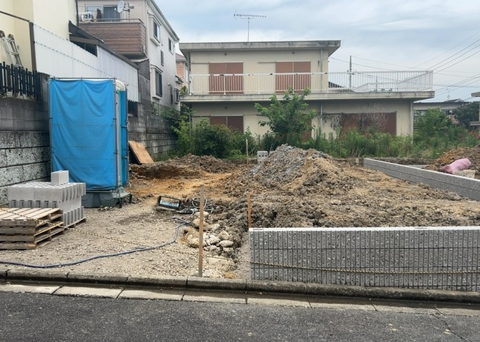 玄関は家の顔でもあり、家族以外の目にも止まる場所です。玄関は外との間を仕切る扉、靴などをしまっておく収納スペース、靴脱ぎのたたきスペース、来客とのやり取りをするドアホンなど複数のアイテムからなります。