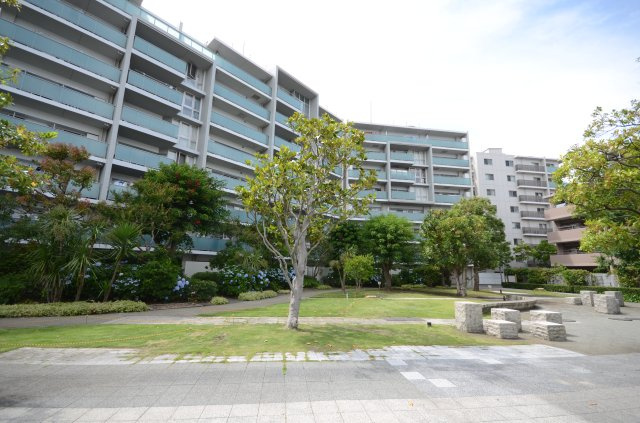 パームツリーコートとコーストガーデン（敷地内には、ふんだんに植栽があります！緑と海風に触れながらの生活に臨めます！周辺には買い物、医療、公的機関等が点在し、しかも平坦です！！）