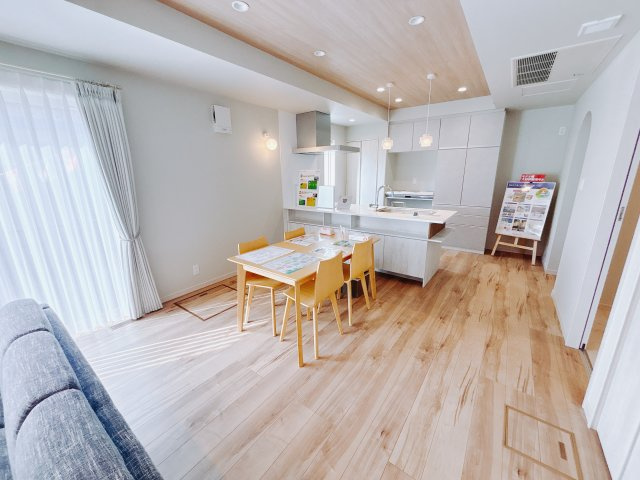■ダイニング｜出来上がった料理を運びやすいダイニング♪お料理中も家族との会話がはずみます♪