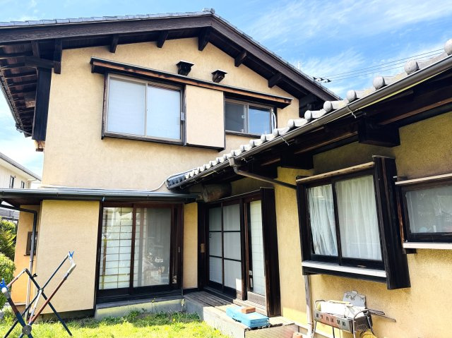敷地面積341.08？（約103.17坪）のゆとりある佇まい。緑豊かな万騎が原の街並みに美しく調和する邸宅です。