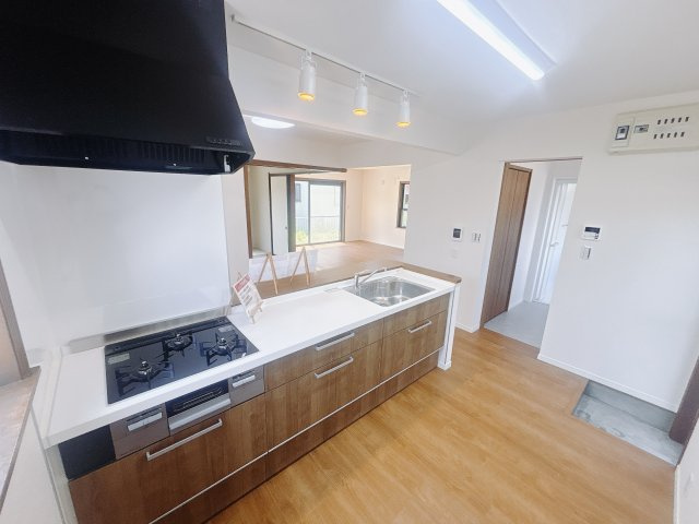 ■キッチン｜大きなお鍋や調理用具のも出し入れラクラクな収納がたっぷり！毎日使う場所だからこそ、無理のない姿勢で作業できるのは嬉しいポイントですね(*＾＾*)♪