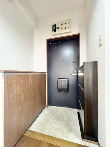 コンパクトな玄関。シューズBOXも付いております。