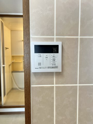 追炊き機能等が備わった設備になります。家族の入浴時間がバラバラでも、お手元でいつでも簡単に温かいお風呂に入れます！