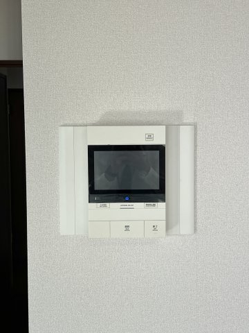 モニター付インターホンで訪問者の確認ができます。家族も安心できますよね。