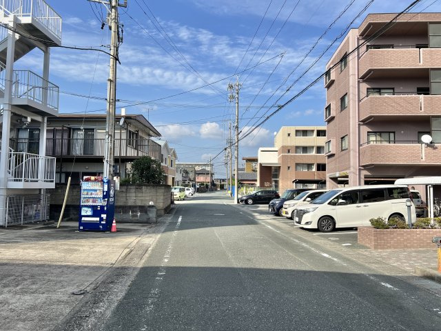 物件前道路になります。交通量も少なく安心です。