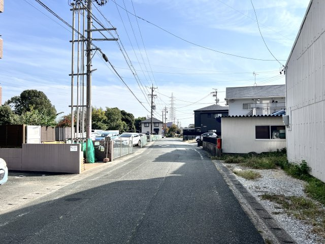 別角度からの物件前道路になります。