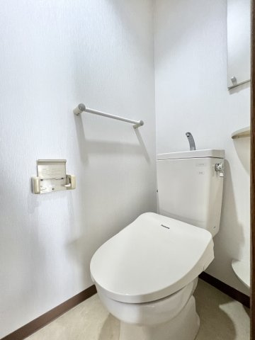白を基調とした清潔感のあるトイレ。嬉しい温水洗浄便座です！