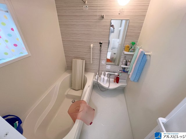 アクセントクロスがおしゃれな浴室