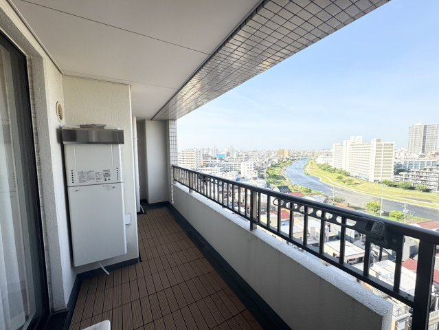 南向きバルコニーは陽当たり良好。洗濯物もよく乾き、開放的な空間でリフレッシュできます。