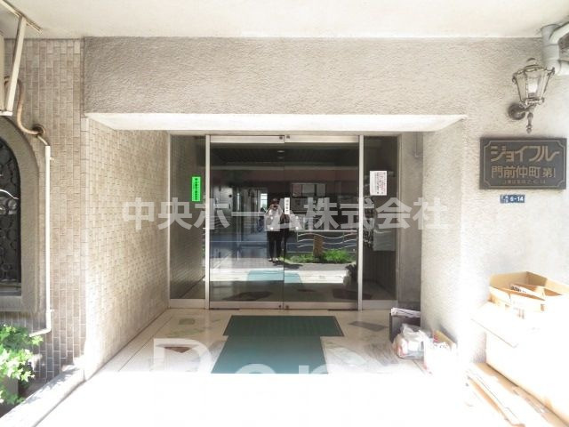 【エントランス】マンションのエントランスは、その物件の印象を決める、顔とも言える場所です。毎日通る場所ですからきれいなのが一番です。エントランス内はオートロックですので暮らしの安全も確保されています。