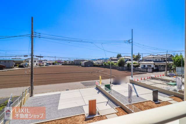 【建物からの眺望】現地完成写真。バルコニーからの景色。十分な間隔が確保されております。