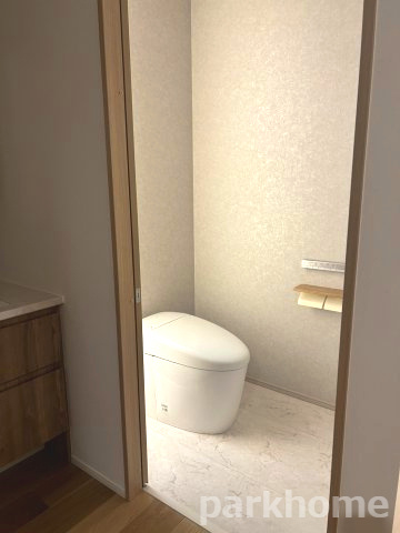 タンクレスのおしゃれなトイレです