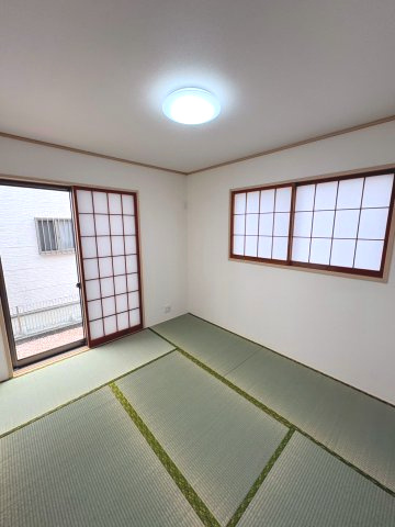ごろ寝や読書にちょうどいい、くつろぎの和室スペース。