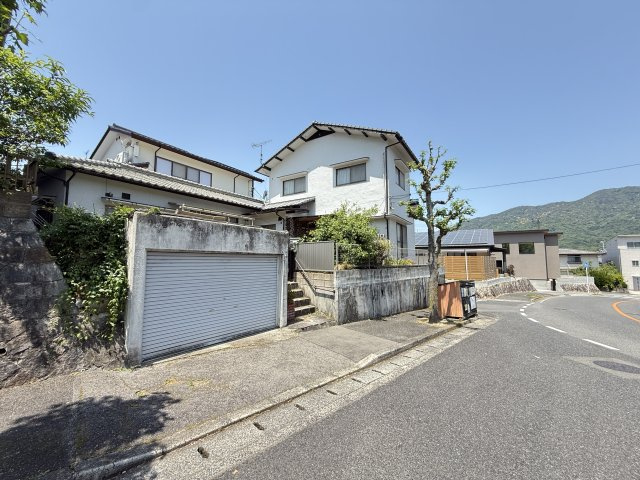 角地ならではの開放感が魅力の現況渡し土地です。前面道路にはゆとりがあり、お車の出入りもしやすい住環境。周辺は落ち着いた住宅街となっており、静かな暮らしをご希望の方にもおすすめです。
