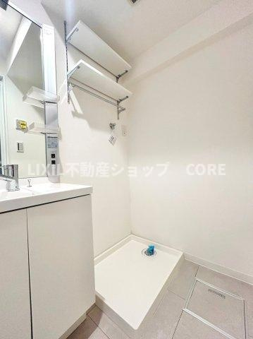 ランドリースペース上部には洗濯洗剤や柔軟剤が置ける便利な棚がございます。