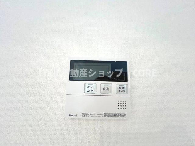 お風呂はボタンひとつで一定量の湯を浴槽に張ったり、保温や追い焚きをすることができる便利な機能付