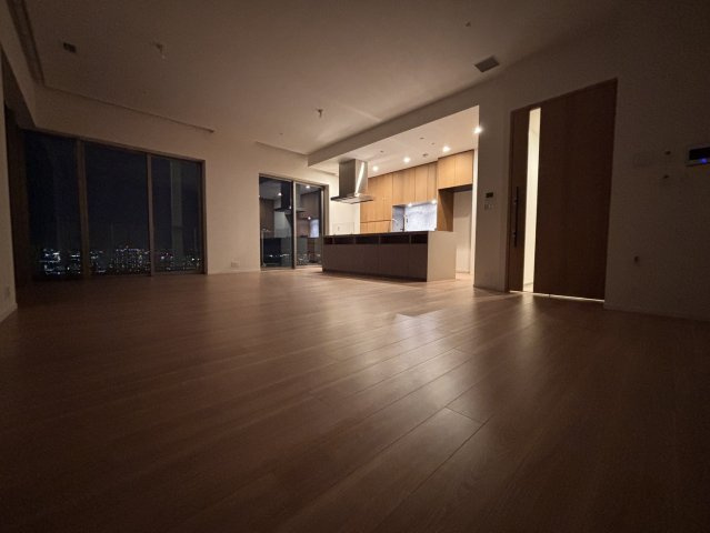 このリビングは、ただ広いだけではありません。それは、都市の喧騒から切り離された静寂な空間です
