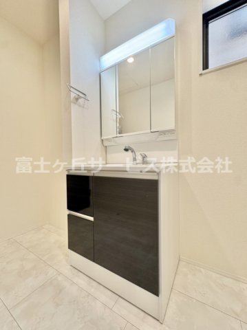 独立洗面台、小物を置くことができて便利です