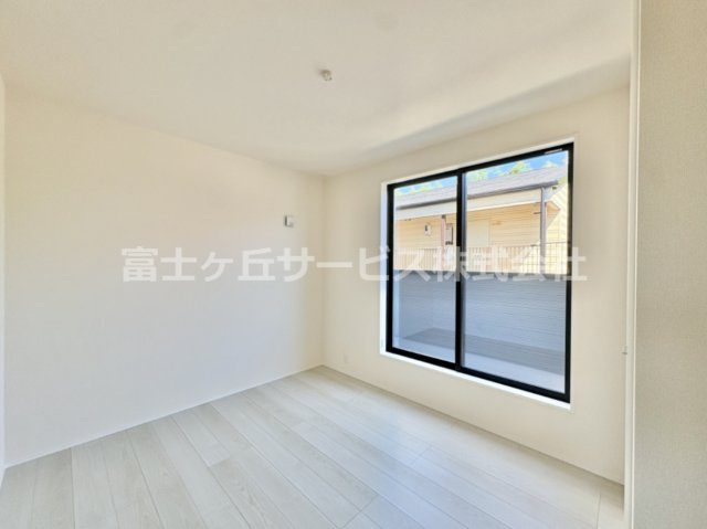 落ち着いた色調の洋室です