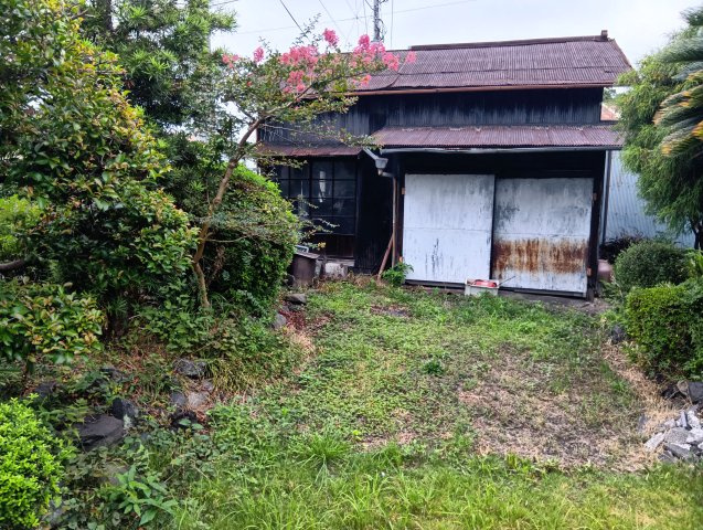 近隣に銀行や郵便局があります。生活に便利な施設が身近に揃う、暮らしやすい立地です。