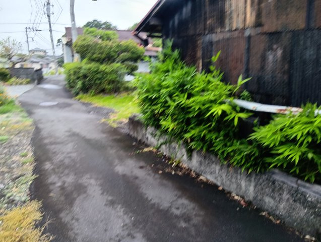角地ならではの開放感と、風通しのよさが魅力です。南側が道路に面しており、陽当たりも良好です。
