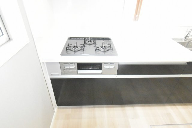 3口コンロ付きで、同時調理もスムーズに行えます