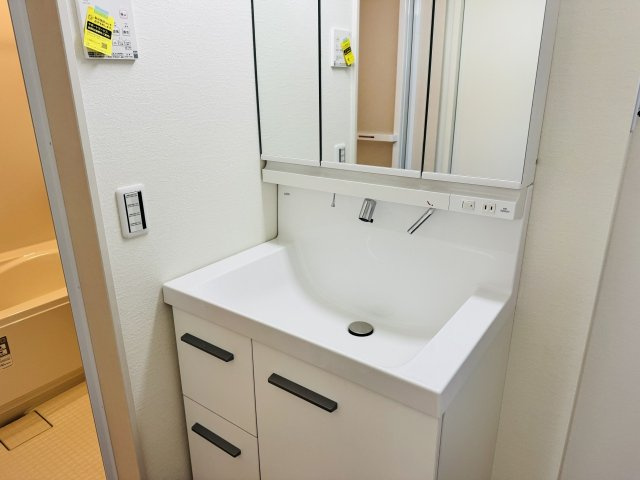 ～3面鏡付きの独立洗面台　細々している物をスッキリ収納出来ます～