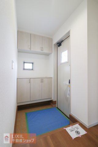 【玄関】現地完成写真。ゆったりと明るい玄関がご家族や来客をお出迎え。