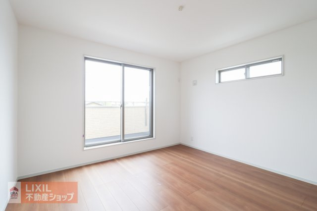 【寝室】現地完成写真。明るい採光の入る主寝室です。