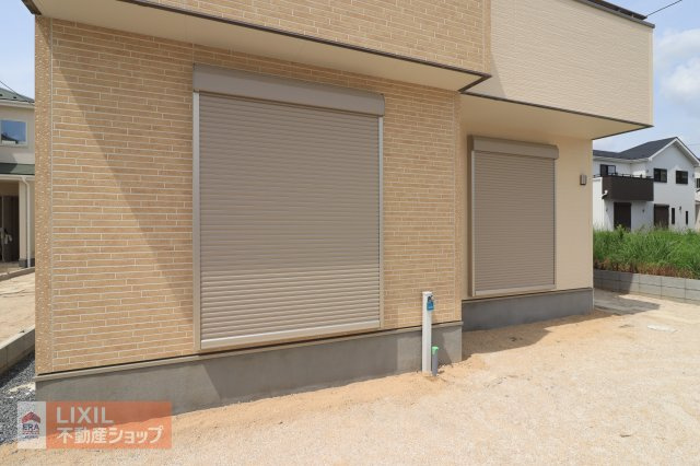 【防犯設備】現地完成写真。1階リビングには雨風の強い日にも役立つ防犯シャッターがついています。