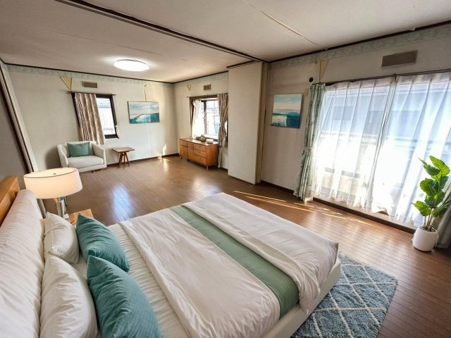約12帖の広々とした洋室で主寝室としてゆとりをもって使える空間です。大きな窓から光が入り明るく気持ちのよい室内。収納スペースも備わり衣類や日用品の整理がしやすい点も魅力です。家具配置の自由度◎