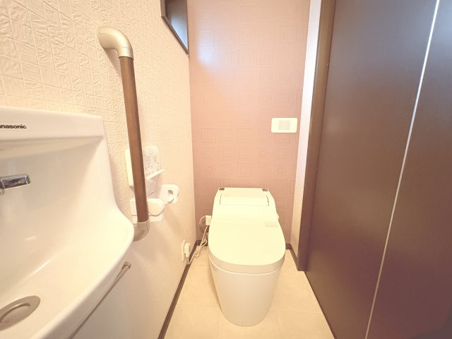 清潔感のある設備で快適にご利用いただけます。手洗い器も設置されており、使い勝手にも配慮された設計。コンパクトながらも圧迫感がなく、毎日気持ちよく使えるよう整えられた居心地の良い空間です。