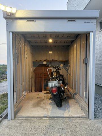 バイクが収納できるミニガレージ付き！バイク以外でのご使用も可能です。