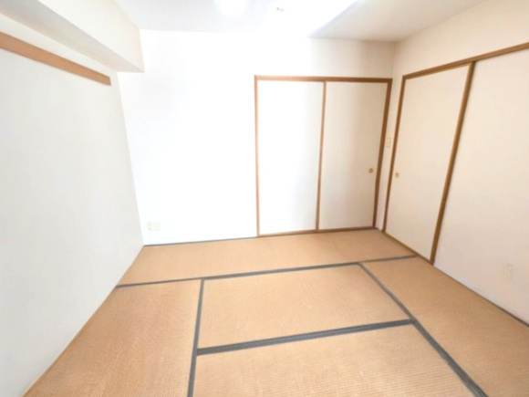 リビング繋がりの和室（本画像はCG加工により家具・家財等を消去しています。実際の現況とは異なります。）