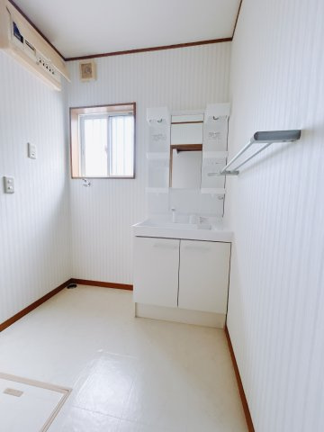■洗面室｜大きな鏡で朝の身支度もラクラク♪毎日の忙しい準備が楽しくなる洗面所です(^^♪