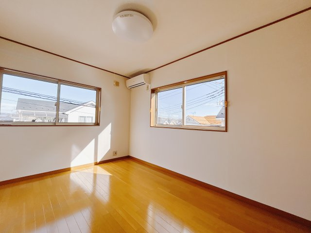 ■2階洋室｜お子様の一人部屋にピッタリな洋室。木のぬくもりを感じるフローリングは、天然木の味わいが時とともに深みを増していきます。また、傷にも強く、フリーワックスでお手入れもラクラクです♪