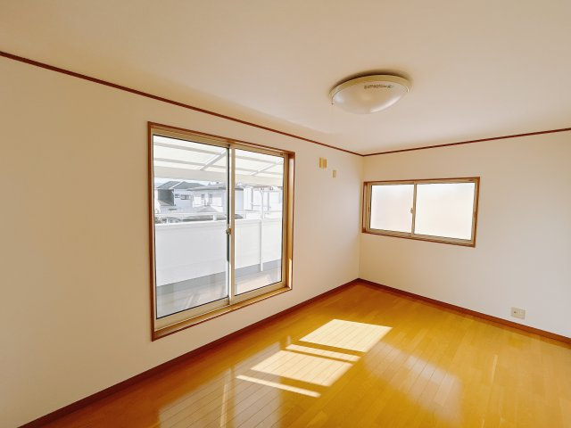 ■2階洋室｜ナチュラルカラーの床です。模様替えなどとても楽しく工夫できます♪陽当たり、風通しもとても良いので毎日快適な生活スタートです！子供部屋にも良いですね♪