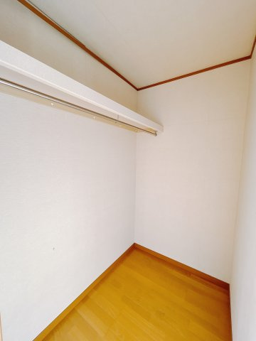 ■WIC｜主寝室には夢のウォークインがございます♪お洋服やバッグだけでなく、増えていくお洋服やご家族での思い出の品もしっかりと収納します(　＾＾　)