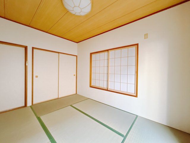 ■1階和室｜「続き間の和室」は子育て世代にこそ適しています。お子様のお昼寝スペースや、洗濯物をたたむのに便利です。客間やリビングの延長としても使えます。