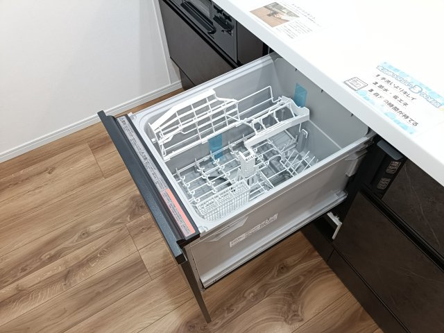 【食洗機】　ビルトイン食器洗い乾燥機付き。後片付けの手間が減り、家族と過ごす時間にゆとりが生まれます。