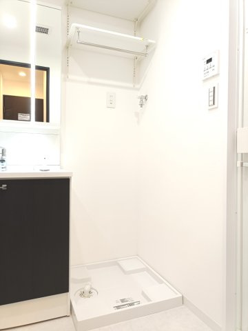 【室内洗濯機置き場】　洗面室内に洗濯機置き場を確保。上部に棚があり、洗剤やタオルもすっきり収納できます。