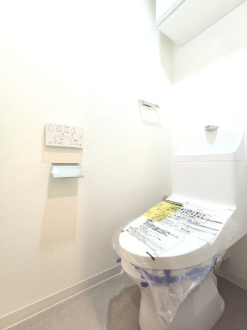 【トイレ】　白を基調とした明るく清潔感のある空間で、落ち着いて過ごせます。トイレは温水洗浄便座付です。