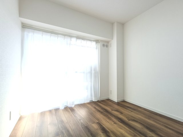 【洋室？】　大きな窓から光が差し込む明るい洋室。主寝室としても使いやすく、穏やかな眠りの時間を過ごせます。