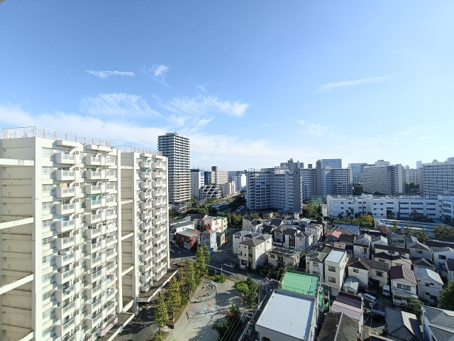 【眺望】　最上階ならではの開けた眺望。晴れた日には青空が広がり、開放感のある暮らしを楽しめます。