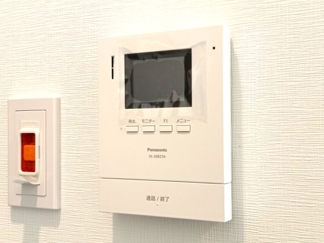 【TVモニター付きインターホン】　来訪者を映像で確認してから応対できるので、在宅時も安心して過ごせます。