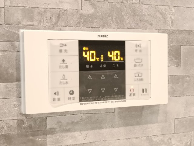 【給湯器】　浴室に給湯器のリモコンを設置。入浴中でもお湯の温度を手元で調整できて便利です。