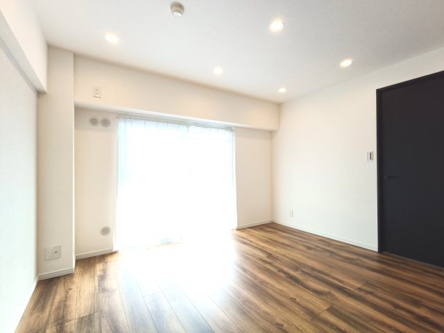 【LDK】　大きな窓から陽射しが入る、開放的なリビング。南西向きで明るく、ゆったりと寛げる空間です。